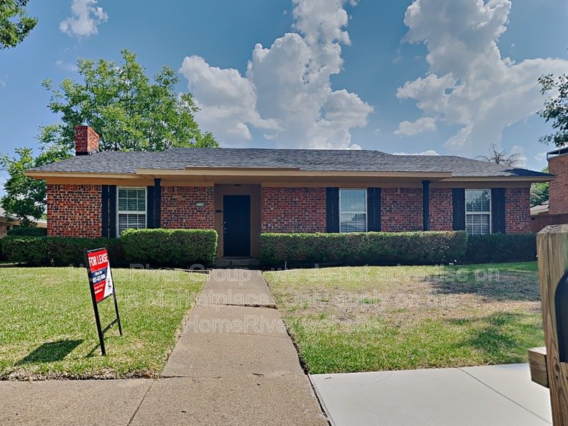 Spacious 3BR with Sunroom | Stainless Appliances | Pet-friendly. property image