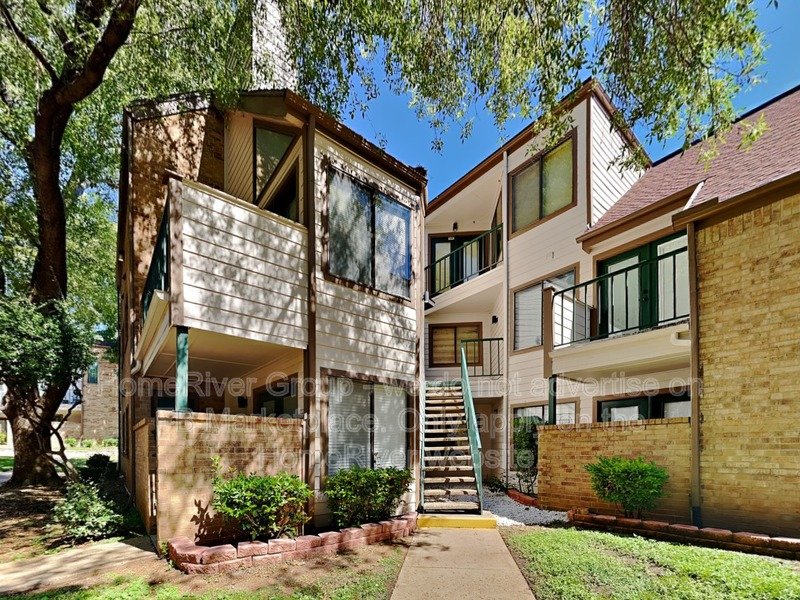 Arlington Oaks Oasis: Modern Condo Living Awaits! property image