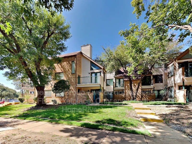 Arlington Oaks Oasis: Modern Condo Living Awaits! property image