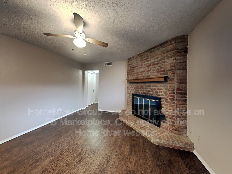 Move-In Ready 3-Bed Duplex | No Carpet | 2-Car Garage. property image