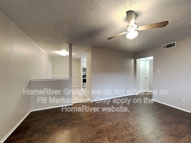 Move-In Ready 3-Bed Duplex | No Carpet | 2-Car Garage. property image