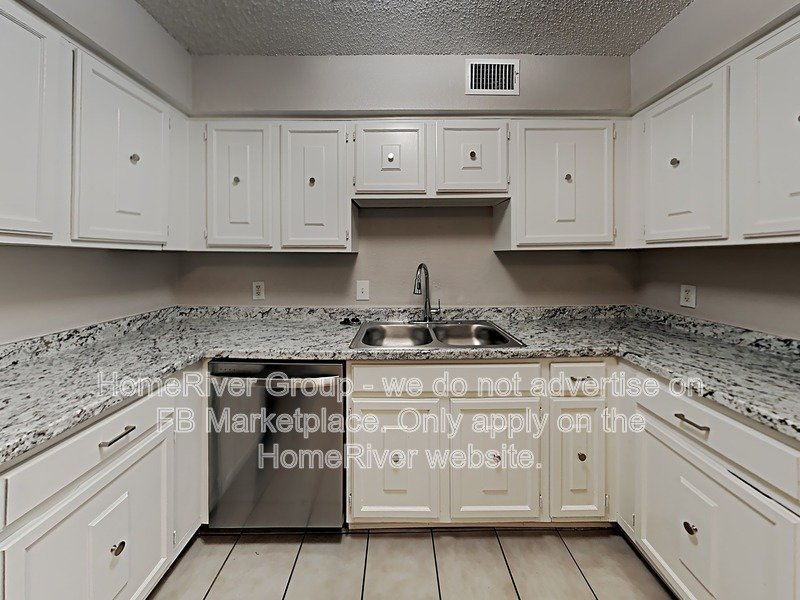 Move-In Ready 3-Bed Duplex | No Carpet | 2-Car Garage. property image