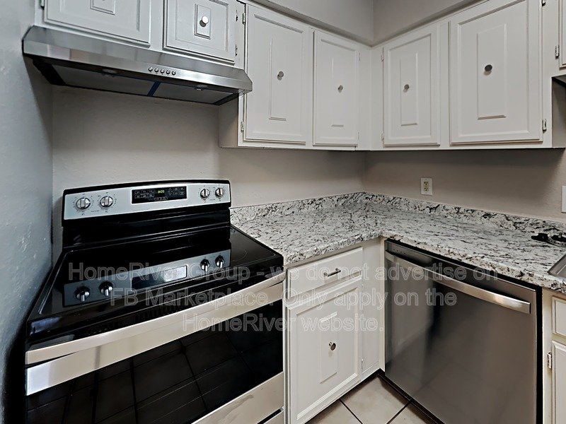 Move-In Ready 3-Bed Duplex | No Carpet | 2-Car Garage. property image