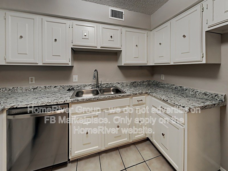 Move-In Ready 3-Bed Duplex | No Carpet | 2-Car Garage. property image