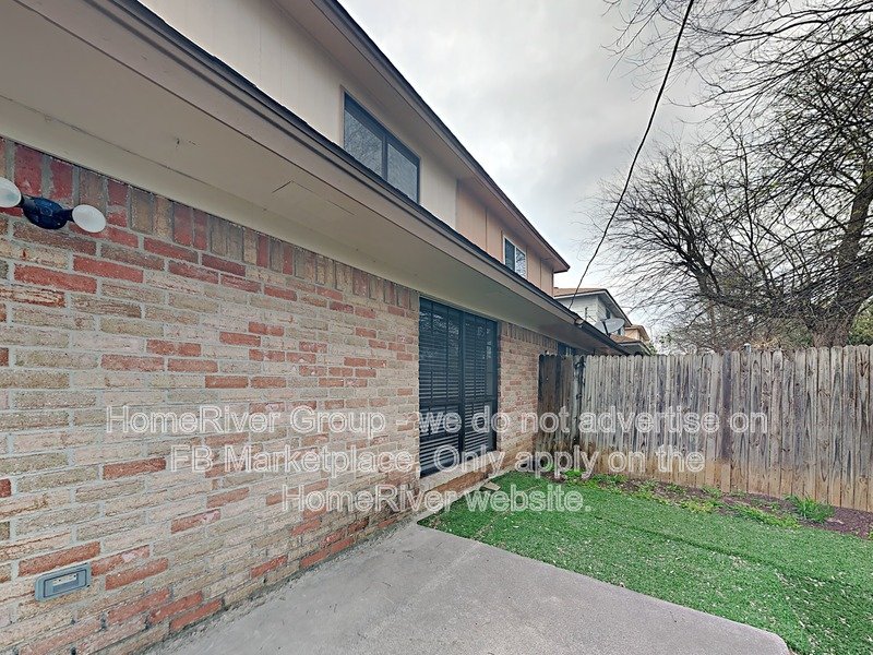 Move-In Ready 3-Bed Duplex | No Carpet | 2-Car Garage. property image