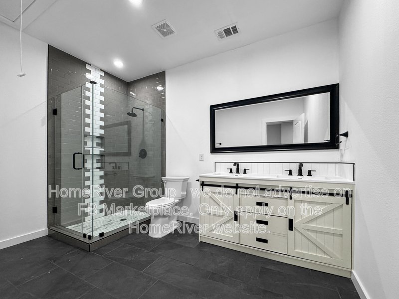 Duplex 3 bed | Updated Interior | Private Backyard. property image