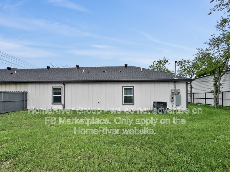 Duplex 3 bed | Updated Interior | Private Backyard. property image