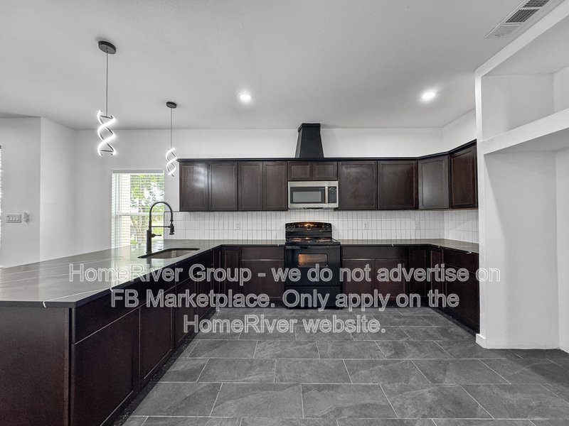 Duplex 3 bed | Updated Interior | Private Backyard. property image
