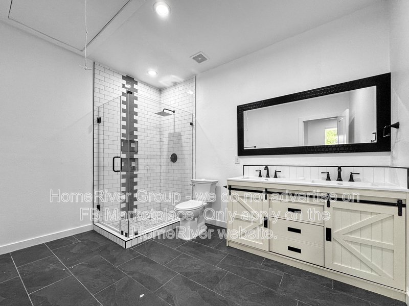 Duplex 3 bed | Updated Interior | Private Backyard. property image