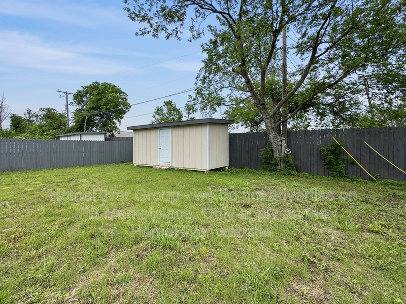 Duplex 3 bed | Updated Interior | Private Backyard. property image