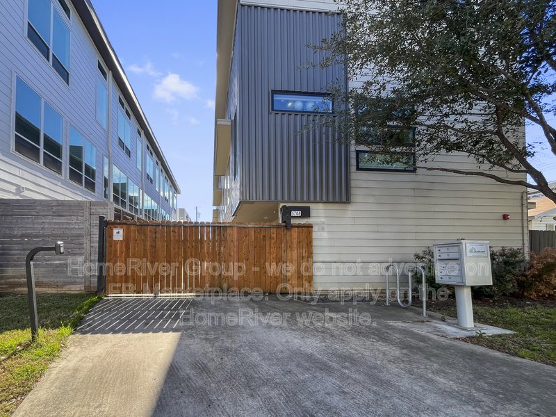 2 BR Multi-Level Apt Unit | Washer and Dryer | Rooftop Terrace property image