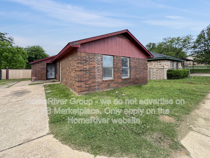 Cozy 2BR Duplex | FRIDGE | No Carpet. property image