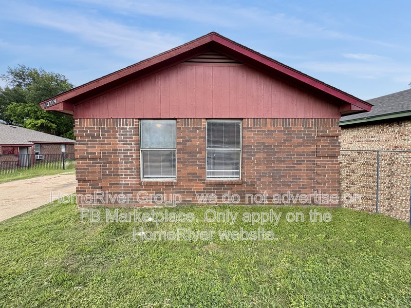 Cozy 2BR Duplex | FRIDGE | No Carpet. property image