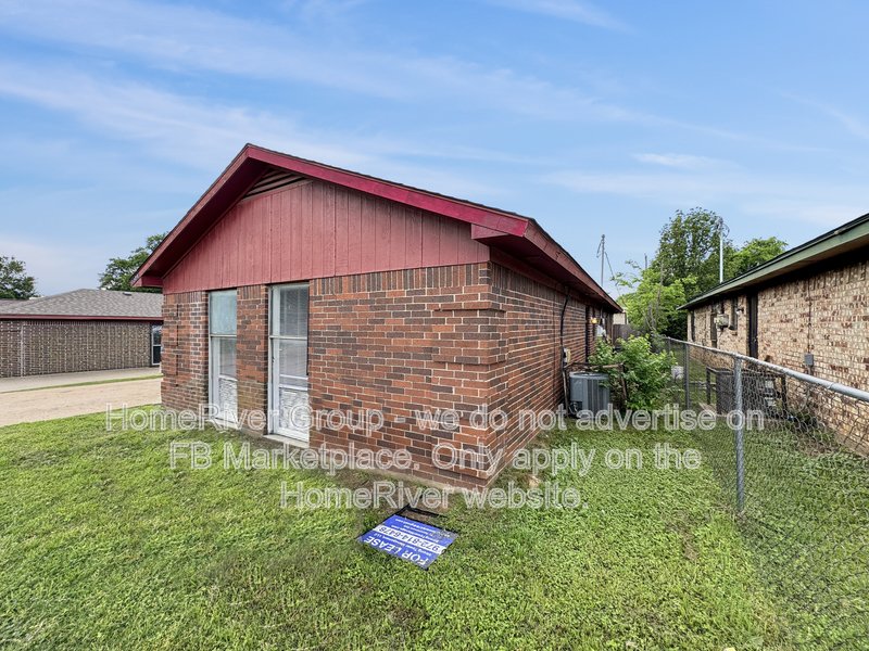 Cozy 2BR Duplex | FRIDGE | No Carpet. property image