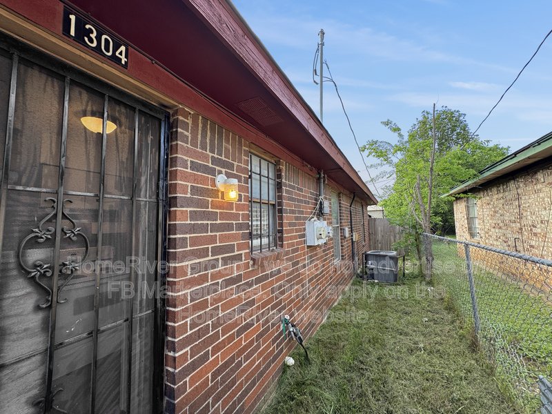 Cozy 2BR Duplex | FRIDGE | No Carpet. property image