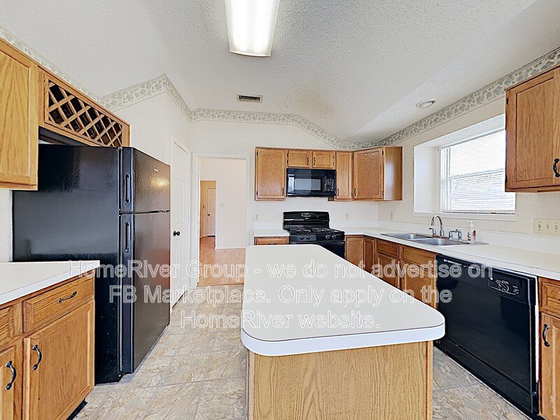 Spacious Single-Story Cedar Hill Home | Modern LVP | Garden Tub property image