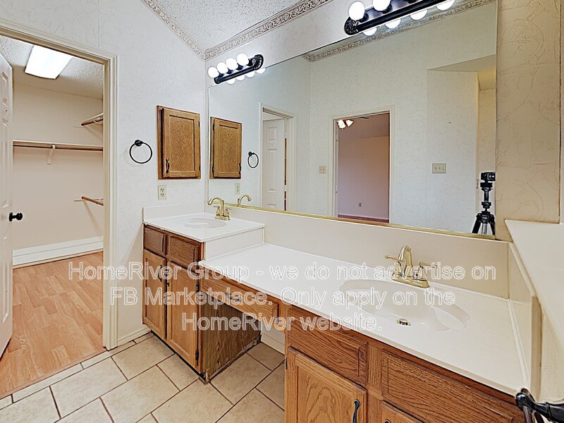 Spacious Single-Story Cedar Hill Home | Modern LVP | Garden Tub property image