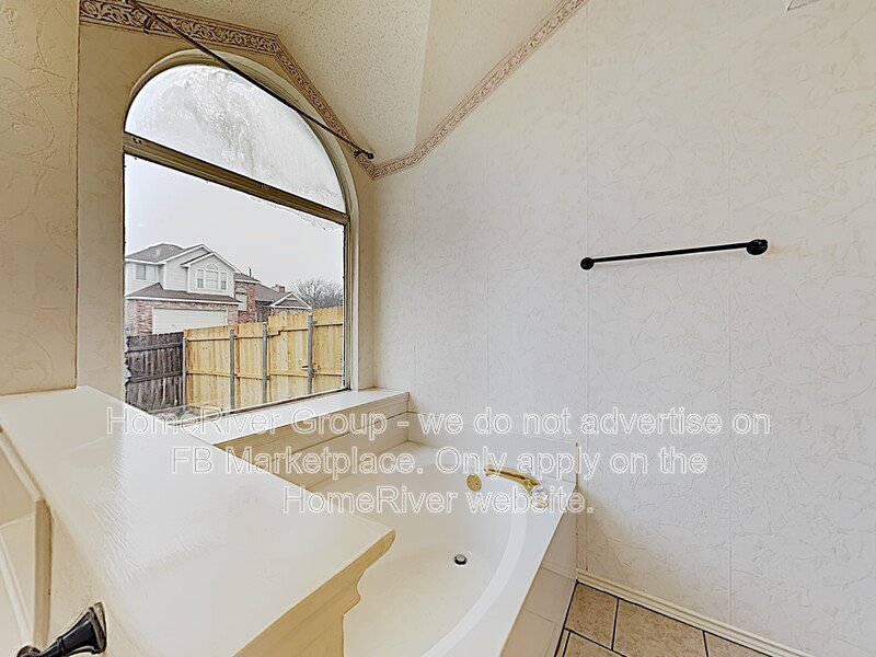 Spacious Single-Story Cedar Hill Home | Modern LVP | Garden Tub property image