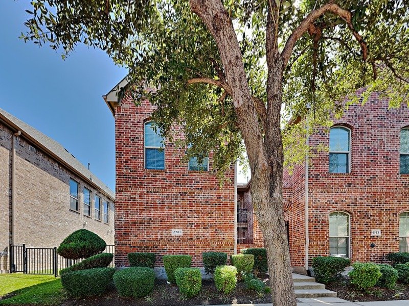 Modern Luxury Townhome in Frisco?s Coveted Bella Casa ? Gated & Low-Ma property image