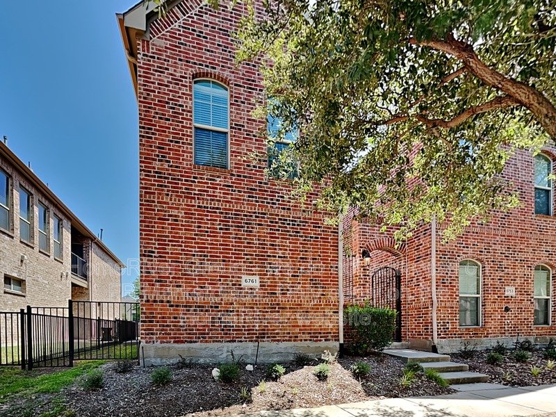 Modern Luxury Townhome in Frisco?s Coveted Bella Casa ? Gated & Low-Ma property image