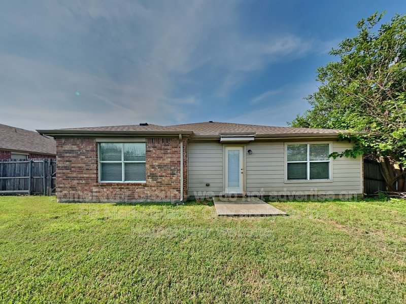 Spacious 4-Bed Glenn Heights Home with Garden Tub & Sprinkler System property image