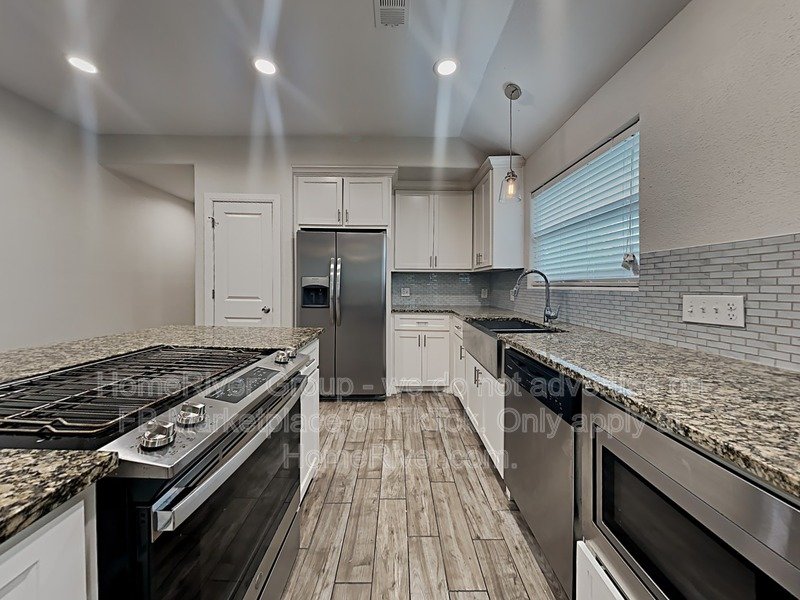 Charming Duplex - Refrigerator - Open Floorplan - Laminate flooring property image