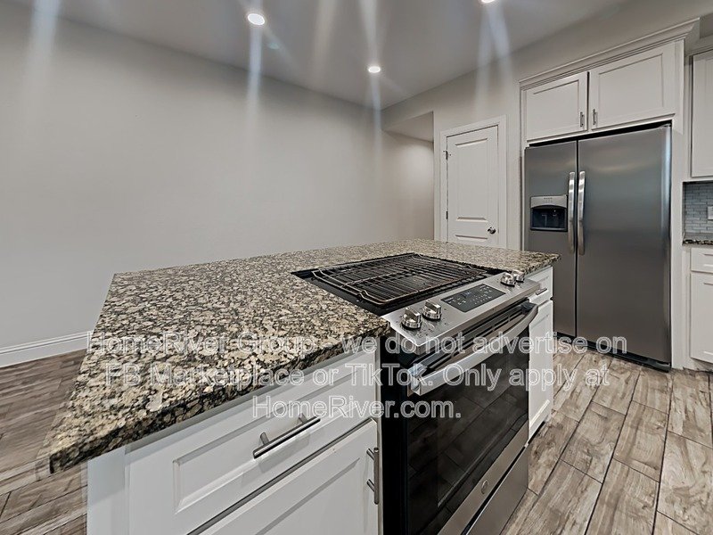 Charming Duplex - Refrigerator - Open Floorplan - Laminate flooring property image