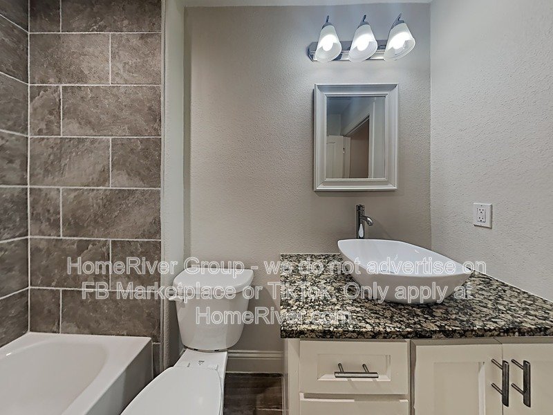 Charming Duplex - Refrigerator - Open Floorplan - Laminate flooring property image