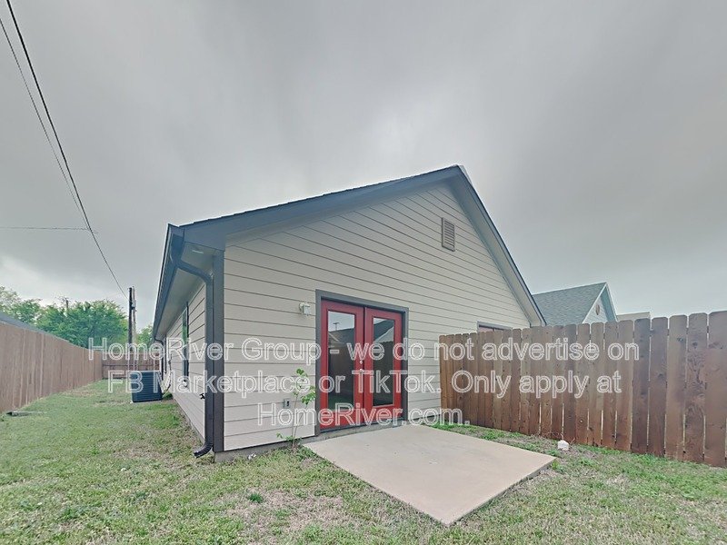 Charming Duplex - Refrigerator - Open Floorplan - Laminate flooring property image