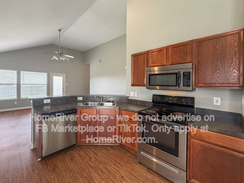 313 Charleston Dr property image