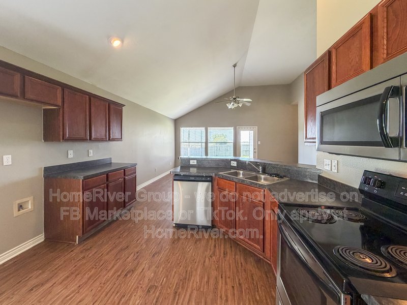 313 Charleston Dr property image