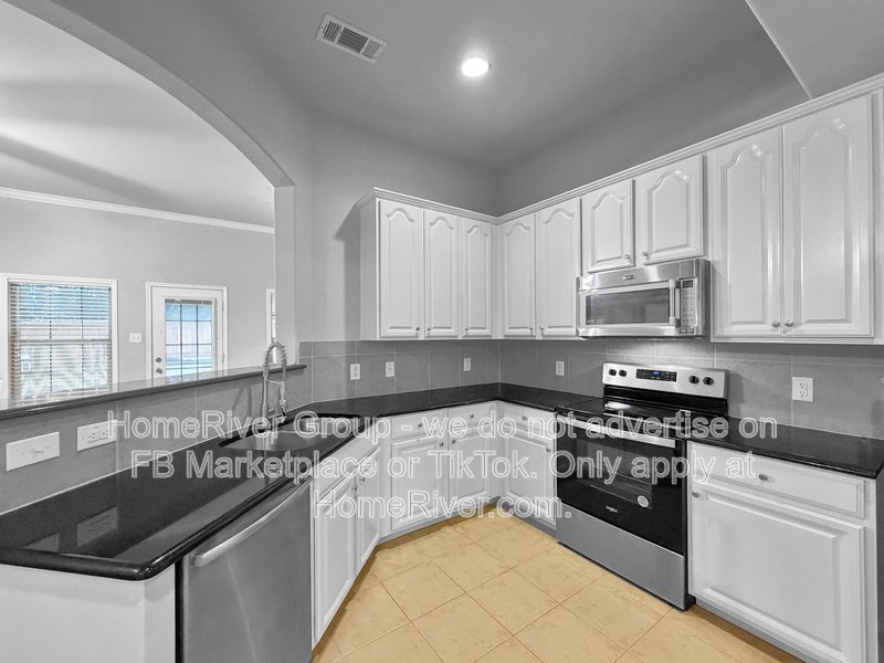 Modern Living Meets Convenience: Charming 3-Bed Townhome in Allen! property image