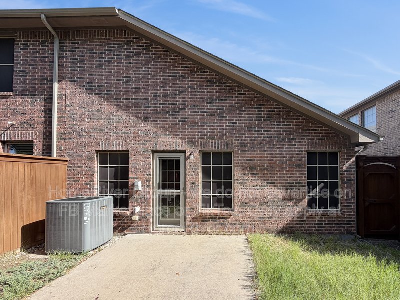 Modern Living Meets Convenience: Charming 3-Bed Townhome in Allen! property image