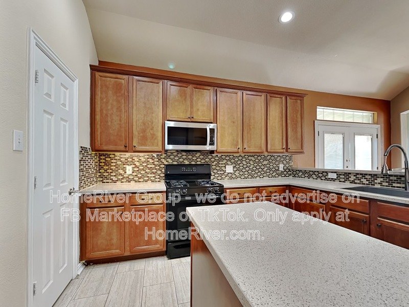 charming 4-bedroom, 2.5-bathroom home in Grand Prairie property image