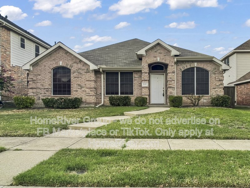 Spacious Livingroom with gas fireplace, large fenced backyard! property image