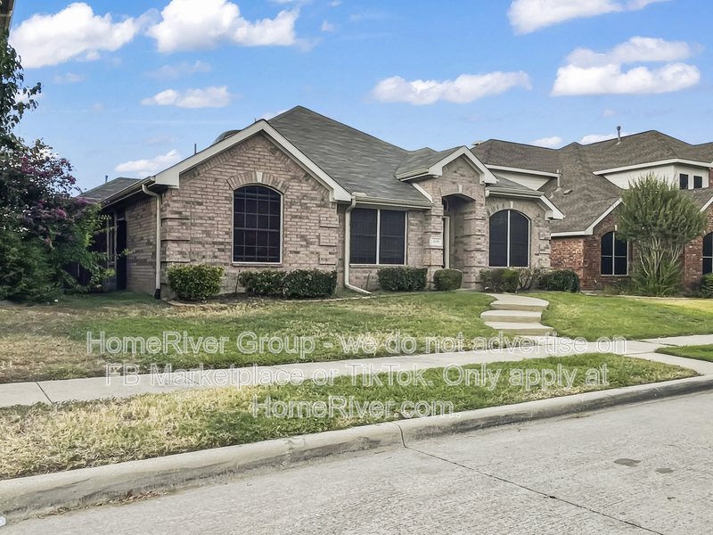 Spacious Livingroom with gas fireplace, large fenced backyard! property image