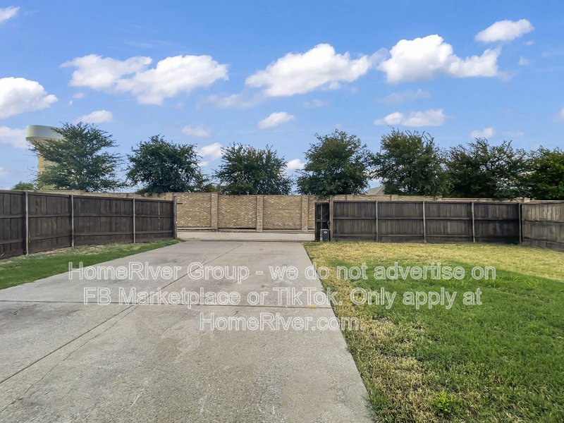 Spacious Livingroom with gas fireplace, large fenced backyard! property image
