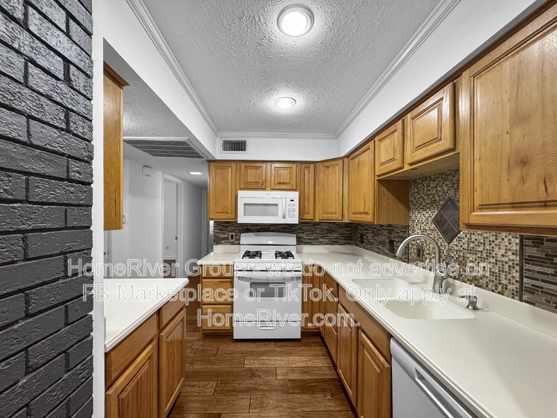 Low-Maintenance Dallas Condo ? Prime Location &amp;amp; Utilities Included! property image