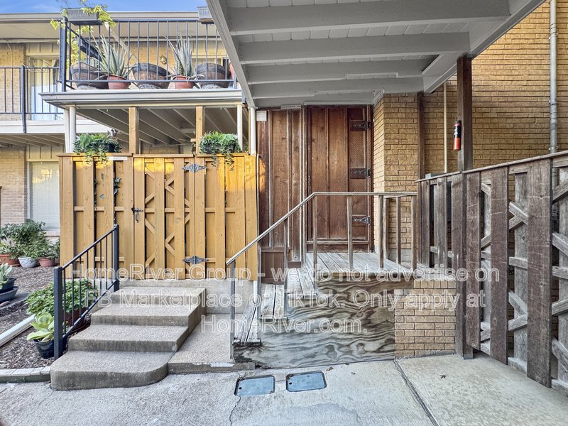 Low-Maintenance Dallas Condo ? Prime Location &amp;amp; Utilities Included! property image